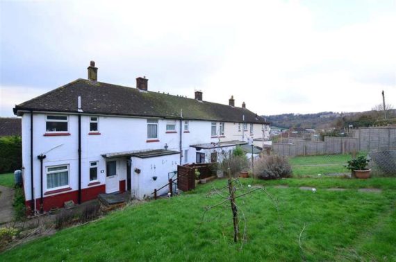 2 Bedroom End of Ter...
